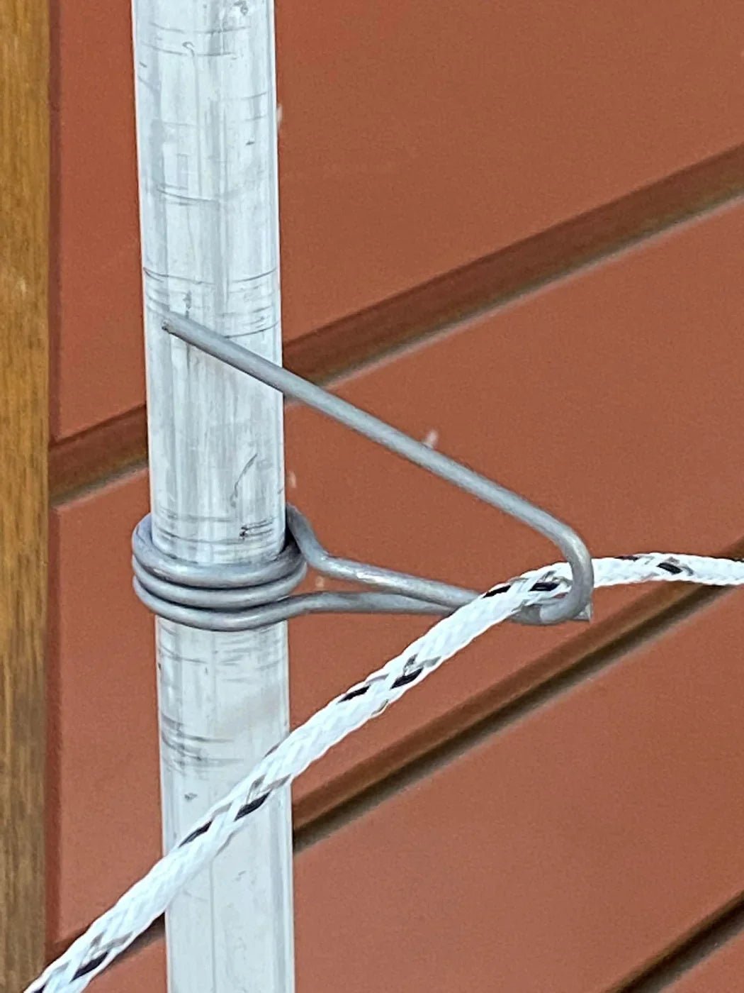 Fiberglass Fence Post With Spring Clip and Super 9 Polybraid